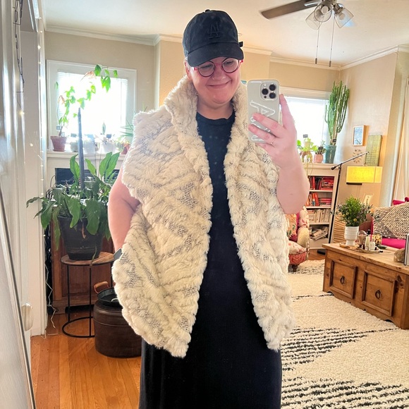 Anthropologie Jackets & Blazers - Anthropologie Amadi cream faux fur with black stitching vest in XL